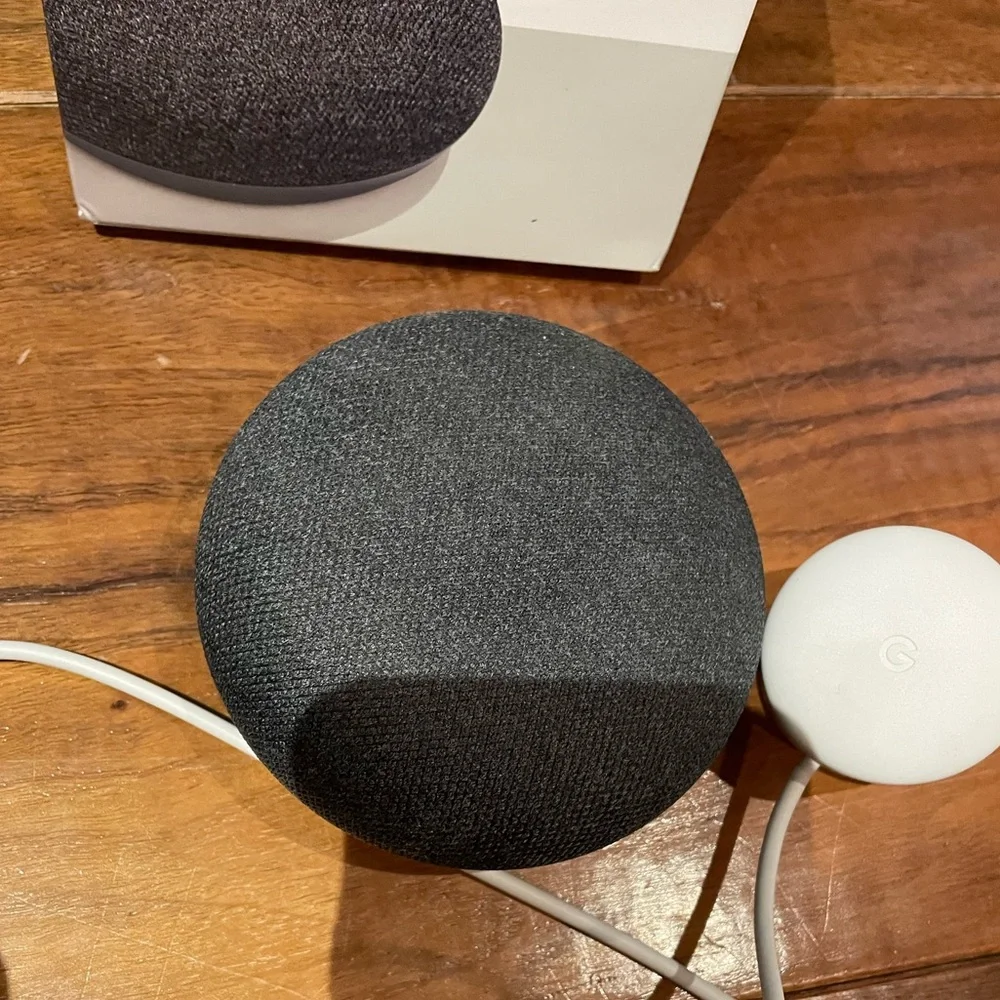 Google Home Mini - Picture 2 of 4